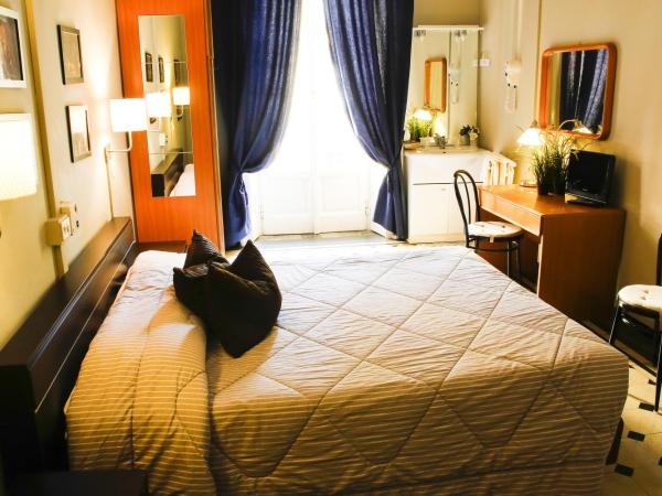 Albergo Garisenda : photo 4 de la chambre chambre double ou lits jumeaux avec salle de bains commune