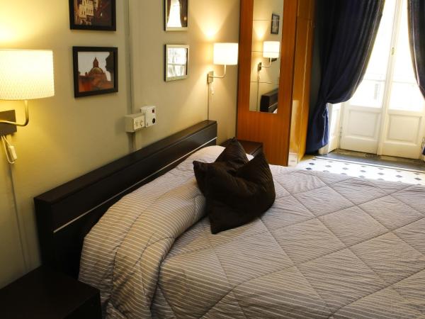 Albergo Garisenda : photo 5 de la chambre chambre double ou lits jumeaux avec salle de bains commune