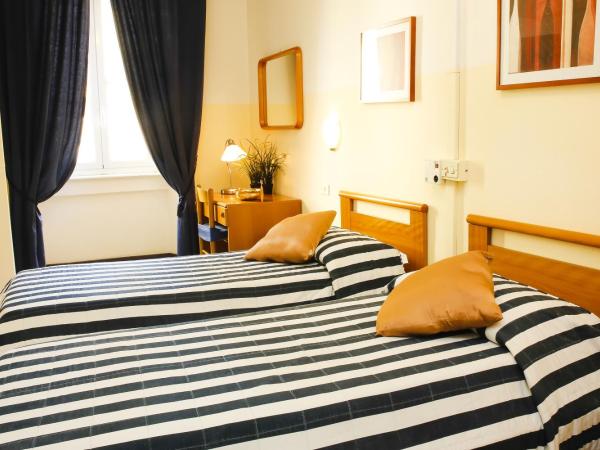 Albergo Garisenda : photo 7 de la chambre chambre double ou lits jumeaux avec salle de bains commune