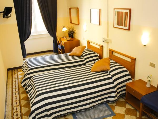 Albergo Garisenda : photo 8 de la chambre chambre double ou lits jumeaux avec salle de bains commune