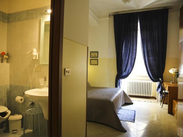 Albergo Garisenda : photo 4 de la chambre chambre double ou lits jumeaux avec salle de bains privative