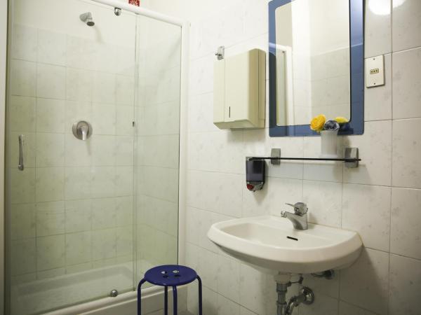 Albergo Garisenda : photo 4 de la chambre chambre simple avec salle de bains commune