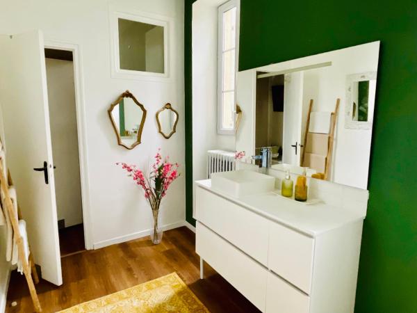 Le Manoir des Doyens : photo 4 de la chambre chambre double avec salle de bains privative