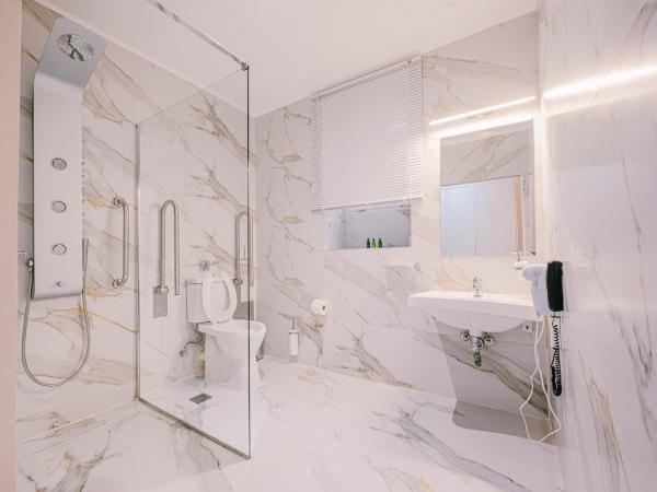 Neapolis 1897 Boutique Luxury Rooms : photo 6 de la chambre chambre lits jumeaux en rez-de-chaussée - personnes à mobilité réduite