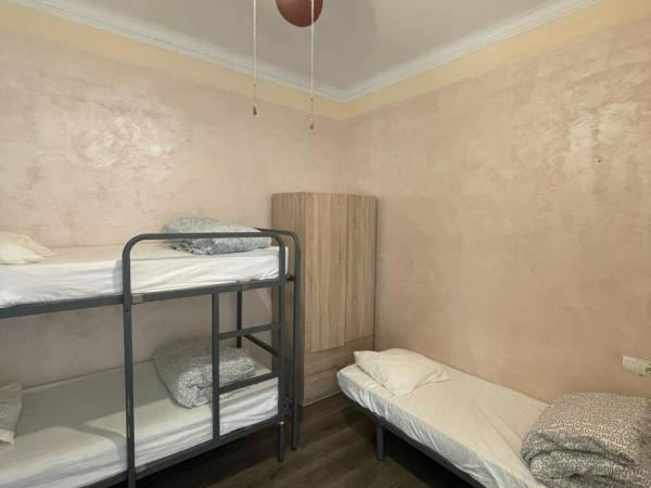 Tarragona Hostel : photo 1 de la chambre chambre triple basique avec salle de bains commune