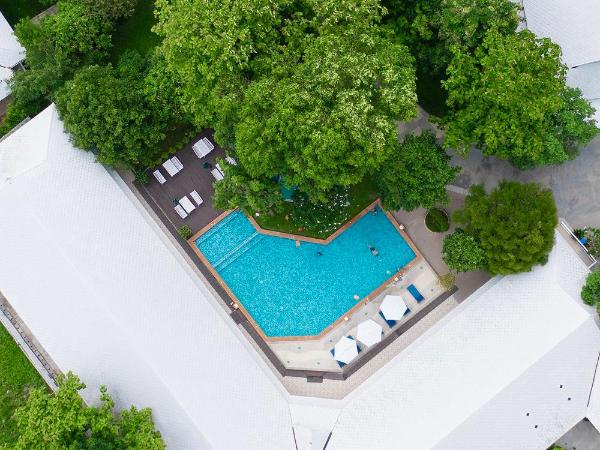 Tubtim Siam River Kwai Resort : photo 5 de la chambre chambre lit king-size - vue sur piscine 