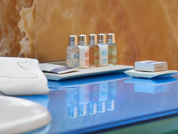 Aria Hotel Budapest by Library Hotel Collection : photo 4 de la chambre signature aria - chambre lit king-size avec canapé