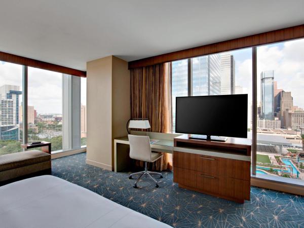 Marriott Marquis Houston : photo 2 de la chambre chambre lit king-size exécutive d’angle - vue sur piscine