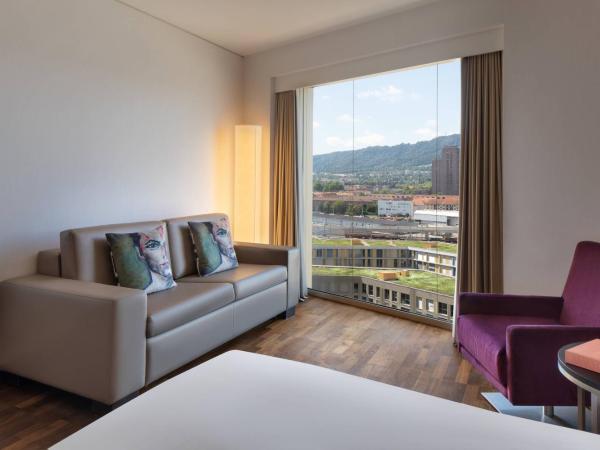 Renaissance Zurich Tower Hotel : photo 3 de la chambre chambre familiale avec 2 lits doubles et canapé-lit - vue sur ville