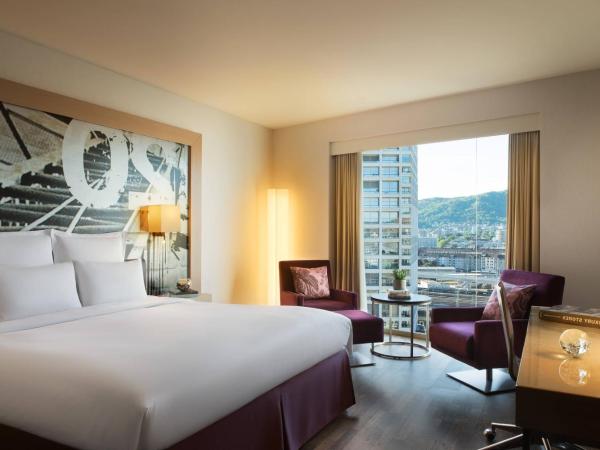 Renaissance Zurich Tower Hotel : photo 8 de la chambre chambre lit king-size avec accès au salon club - dernier Étage