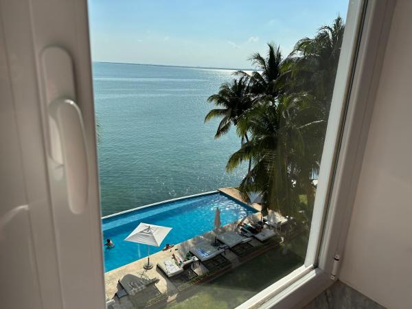 Casa Tortugas Boutique Hotel, An Authentic Hidden Gem in Cancun : photo 8 de la chambre suite lit king-size principale - vue sur lagune