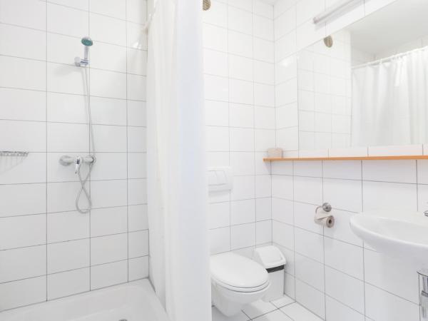 Dom Turystyczny Indigo : photo 7 de la chambre chambre triple avec salle de bains privative