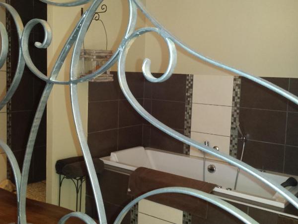 chambres d hotes ,hotel ,Secret d'une Nuit a vicq prės de valenciennes,onnaing,saint saulve avec piscine : photo 4 de la chambre chambre double avec douche et baignoire spa