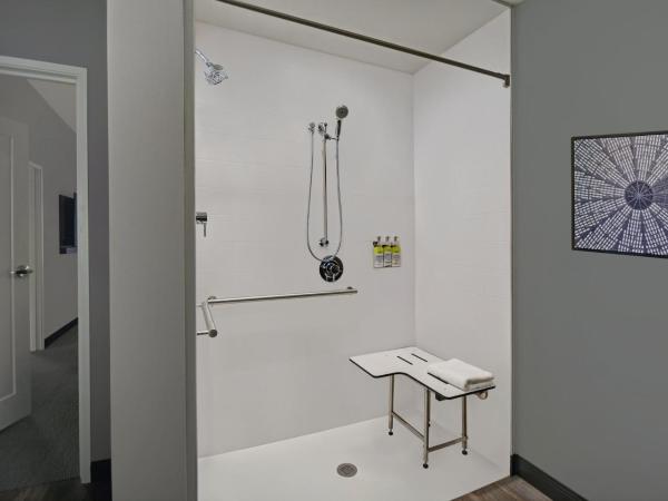 Staybridge Suites - Houston - Galleria Area, an IHG Hotel : photo 3 de la chambre suite avec douche accessible en fauteuil roulant - non-fumeurs