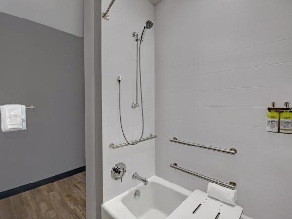 Staybridge Suites - Houston - Galleria Area, an IHG Hotel : photo 3 de la chambre hébergement 1 chambre avec 2 lits queen-size et baignoire accessible aux personnes à mobilité réduite - non-fumeurs