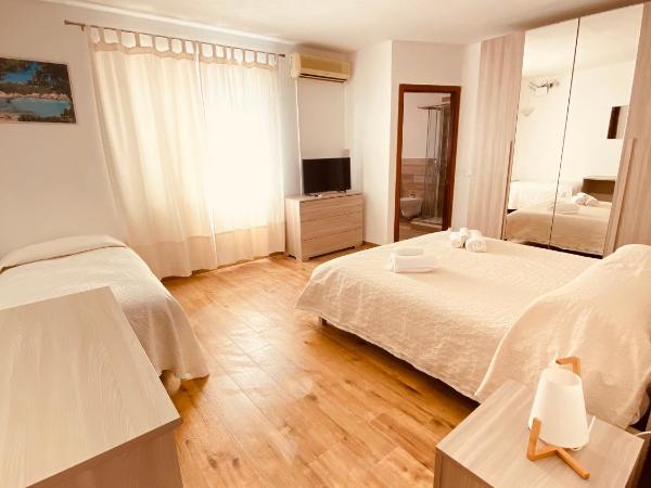 Affittacamere Ciro's House : photo 5 de la chambre chambre triple avec salle de bains privative