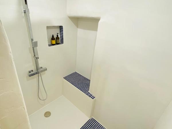 L'Atelier : photo 3 de la chambre chambre double avec salle de bains privative