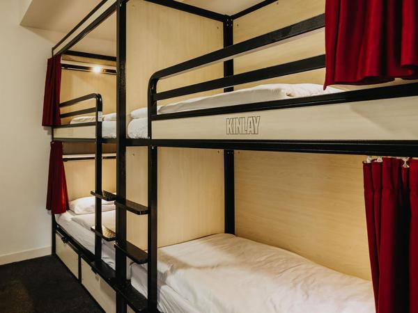 Kinlay Hostel Eyre Square : photo 3 de la chambre lit dans un dortoir mixte de 8 lits avec salle de bains commune