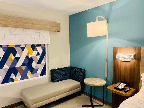 Holiday Inn Express - Guadalajara Vallarta Poniente, an IHG Hotel : photo 8 de la chambre chambre lit king-size - adaptée aux personnes malentendantes