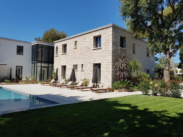 HPC Suites - Parking Gratuit & Piscine Chauffée : photo 10 de la chambre appartement avec terrasse