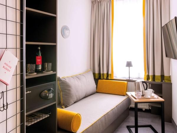 Vienna House Easy by Wyndham Cracow : photo 3 de la chambre chambre salon - accessible aux personnes à mobilité réduite