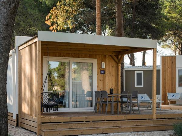 Falkensteiner Premium Mobile Homes and Camping Zadar : photo 1 de la chambre mobile home premium 2 chambres avec terrasse