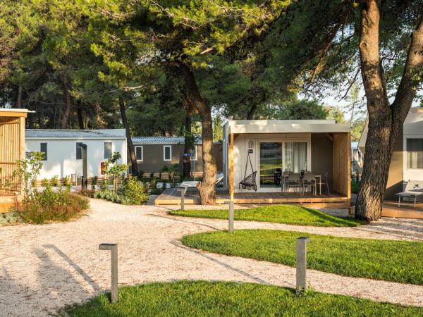 Falkensteiner Premium Mobile Homes and Camping Zadar : photo 6 de la chambre mobile home premium 2 chambres avec terrasse