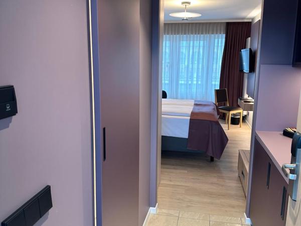 Apartment-Hotel Hamburg Mitte : photo 7 de la chambre chambre lit queen-size avec balcon