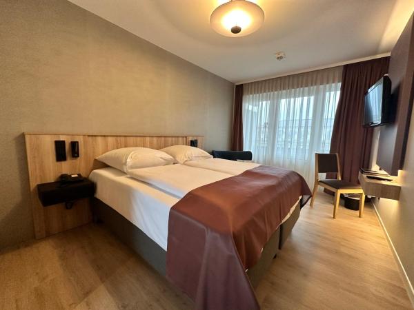 Apartment-Hotel Hamburg Mitte : photo 10 de la chambre chambre lit queen-size avec balcon