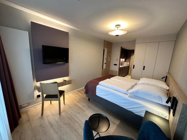 Apartment-Hotel Hamburg Mitte : photo 1 de la chambre chambre lit queen-size avec balcon