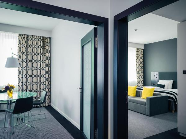 Vienna House by Wyndham Andel's Berlin : photo 10 de la chambre suite supérieure lit king-size