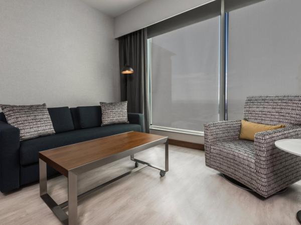 AC Hotel by Marriott Denver Downtown : photo 3 de la chambre premium king room with sofa bed and view