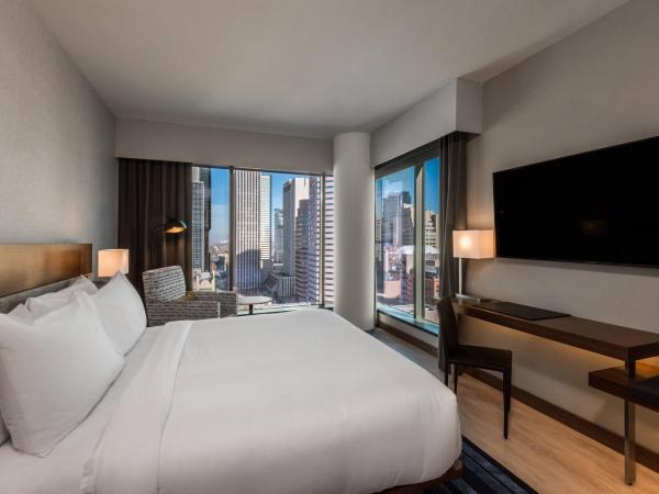AC Hotel by Marriott Denver Downtown : photo 6 de la chambre chambre d'angle avec lit king-size - vue sur ville