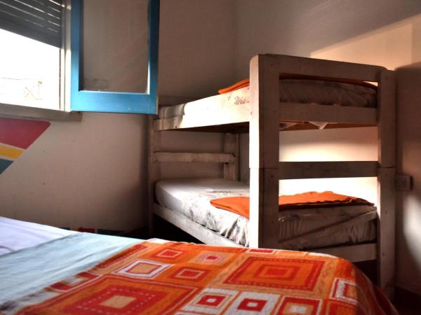 Hostel Joven casa Reggae : photo 1 de la chambre chambre quadruple avec salle de bains