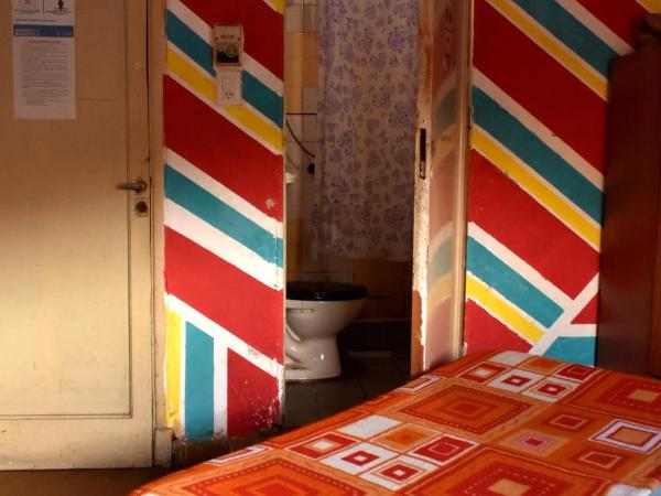 Hostel Joven casa Reggae : photo 3 de la chambre chambre quadruple avec salle de bains