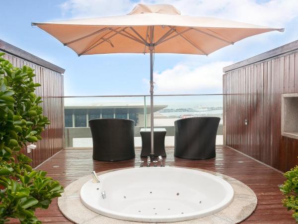 InterContinental Qingdao, an IHG Hotel - Inside the Olympic Sailing Center : photo 1 de la chambre premium king room with ocean view and balcony