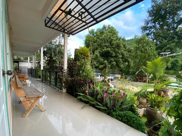 ชอว์ งาทอง รีสอร์ต Chor Ngar Thong Erawan Kanchanaburi : photo 5 de la chambre chambre lits jumeaux spacieuse