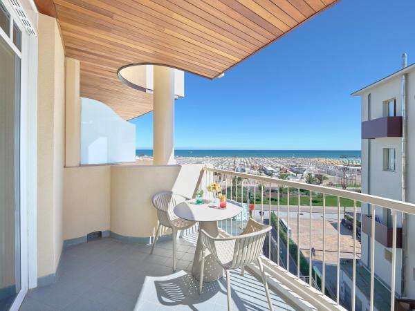 Savoia Hotel Rimini : photo 1 de la chambre chambre triple avec vue sur la mer et accès au spa