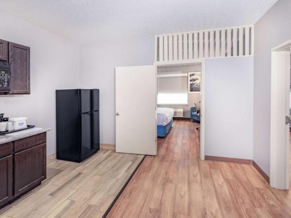 Days Inn & Suites by Wyndham San Antonio near Frost Bank Center : photo 3 de la chambre suite 2 chambres - non-fumeurs