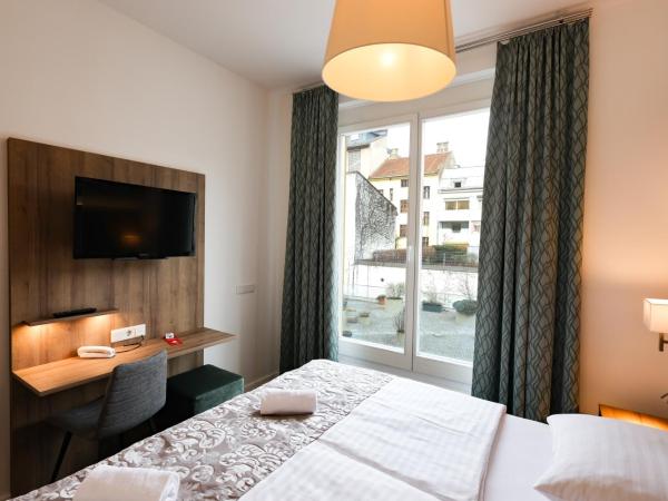 Altstadt Hotel Hofwirt Salzburg : photo 4 de la chambre chambre double plus - vue sur jardin