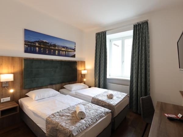 Altstadt Hotel Hofwirt Salzburg : photo 1 de la chambre chambre lits jumeaux plus - vue sur jardin
