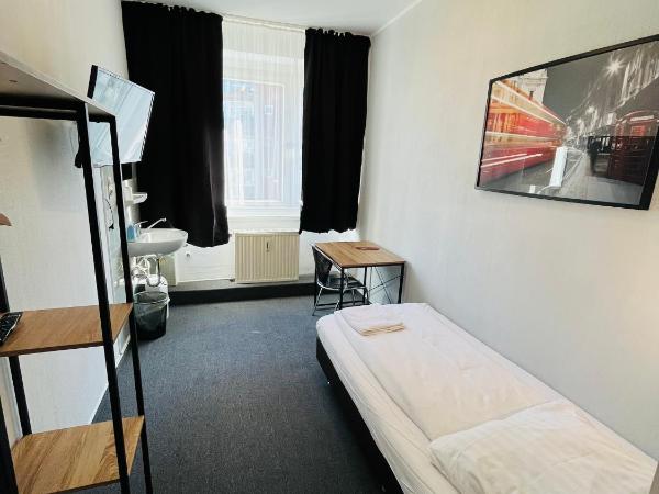 Hotel Schwarzer Bär : photo 1 de la chambre chambre simple avec salle de bains commune