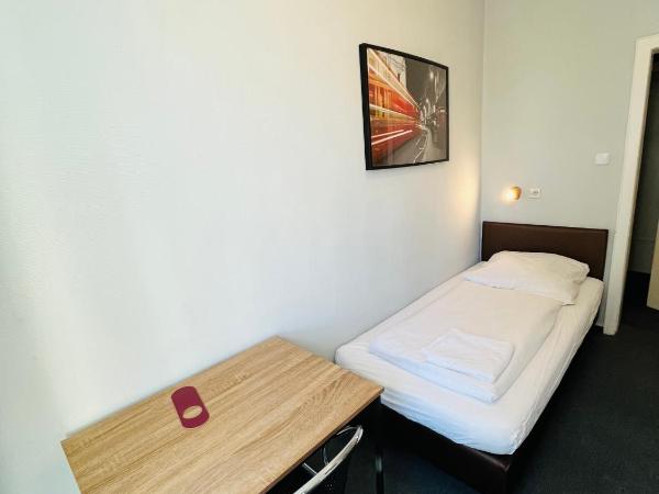 Hotel Schwarzer Bär : photo 2 de la chambre chambre simple avec salle de bains commune