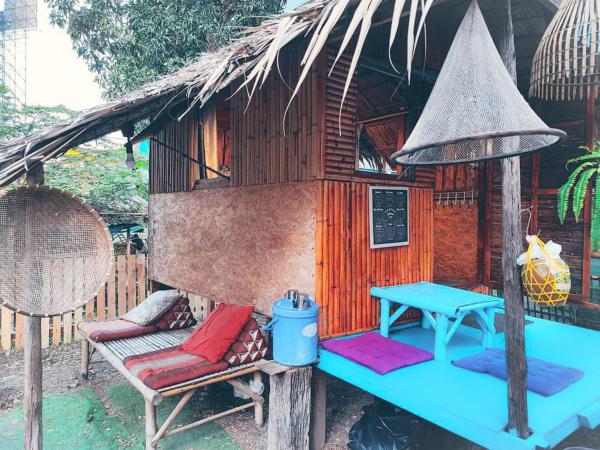 Do Dee Cafe Bangkok Hostel : photo 2 de la chambre bungalow avec ventilateur