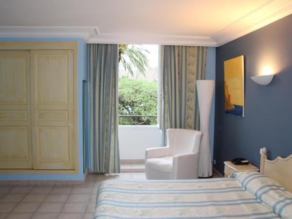 Hôtel Les Palmiers : photo 5 de la chambre chambre double deluxe avec baignoire