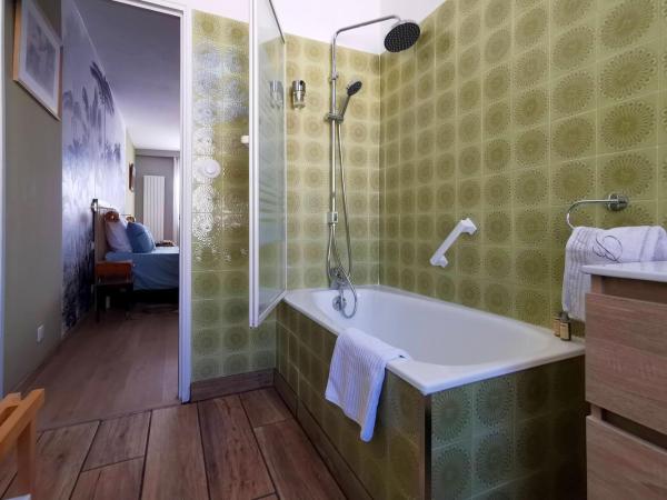 Rougetomette : photo 5 de la chambre chambre double avec salle de bains privative