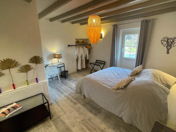chambres d hotes Le Mas Julien piscine chauffée adult only : photo 2 de la chambre chambre double - vue sur jardin