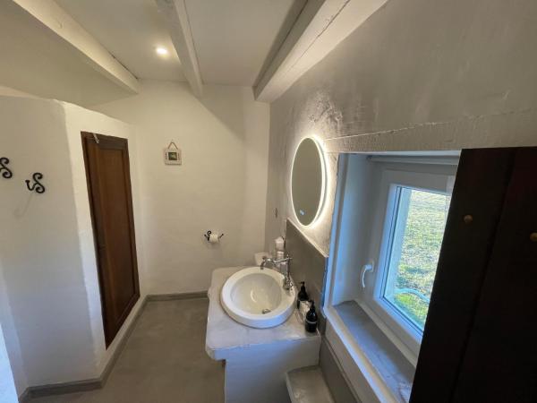 chambres d hotes Le Mas Julien piscine chauffée adult only : photo 5 de la chambre chambre double - vue sur jardin