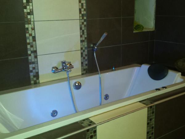 chambres d hotes ,hotel ,Secret d'une Nuit a vicq prės de valenciennes,onnaing,saint saulve avec piscine : photo 2 de la chambre chambre double avec douche et baignoire spa