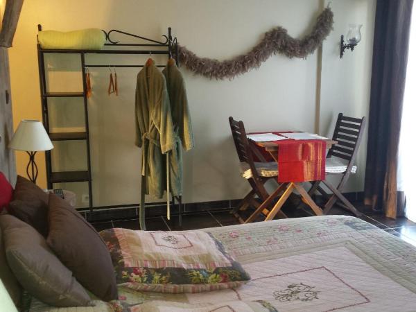 chambres d hotes ,hotel ,Secret d'une Nuit a vicq prės de valenciennes,onnaing,saint saulve avec piscine : photo 9 de la chambre chambre double avec douche et baignoire spa